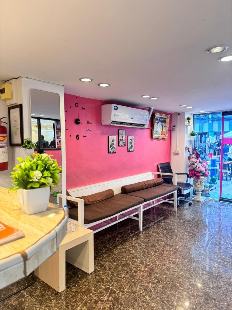 Miracle Gallery Hotel Makkasan Exterior photo
